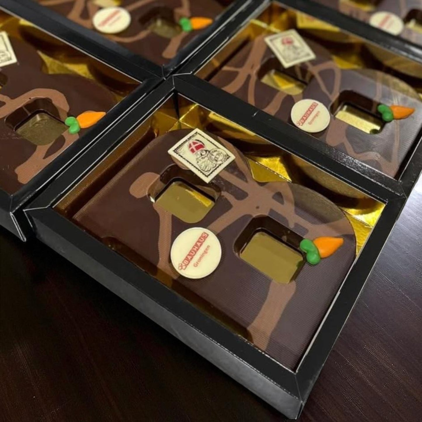 Chocoldeletter met decoratie