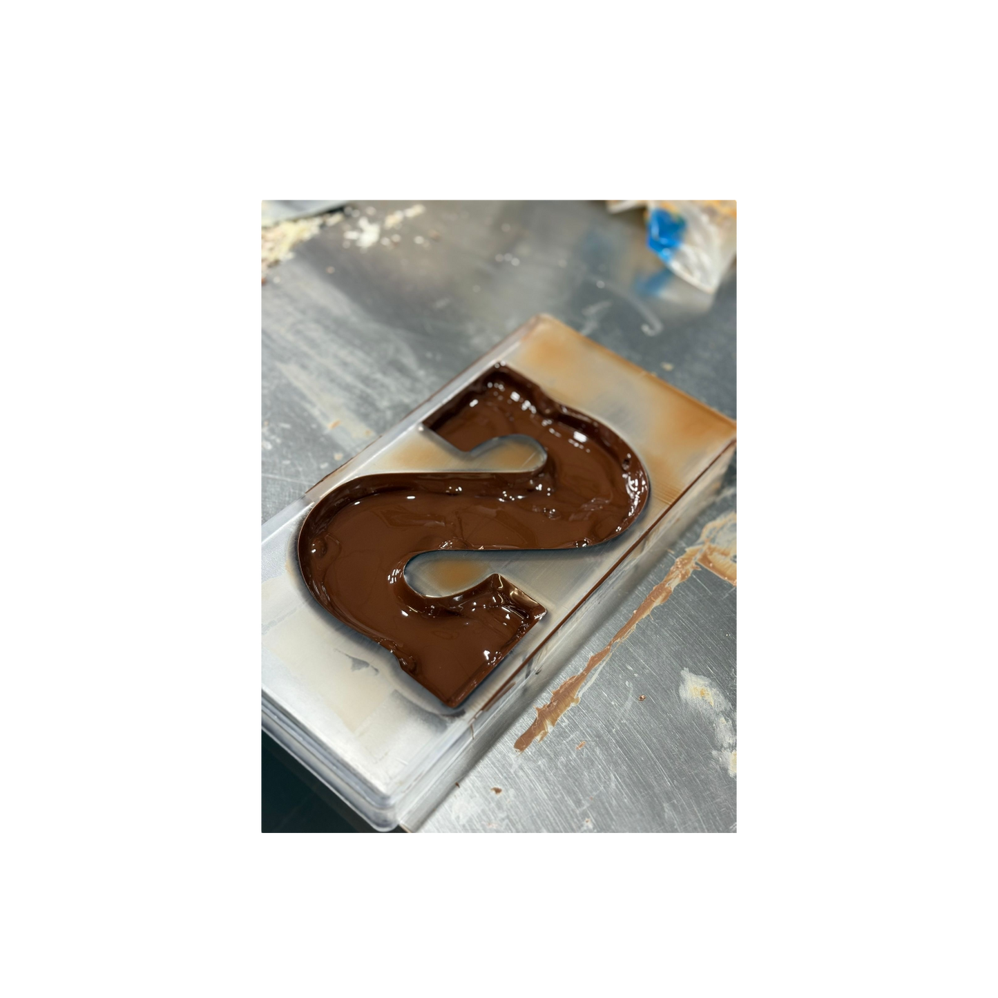 NIEUW: Eierbal chocoladeletter in melk wit en puur