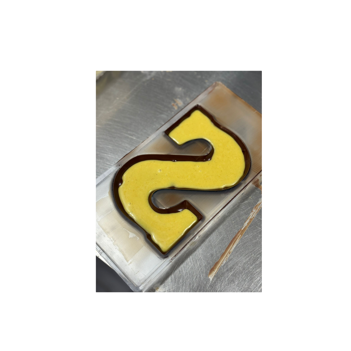 NIEUW: Eierbal chocoladeletter in melk wit en puur