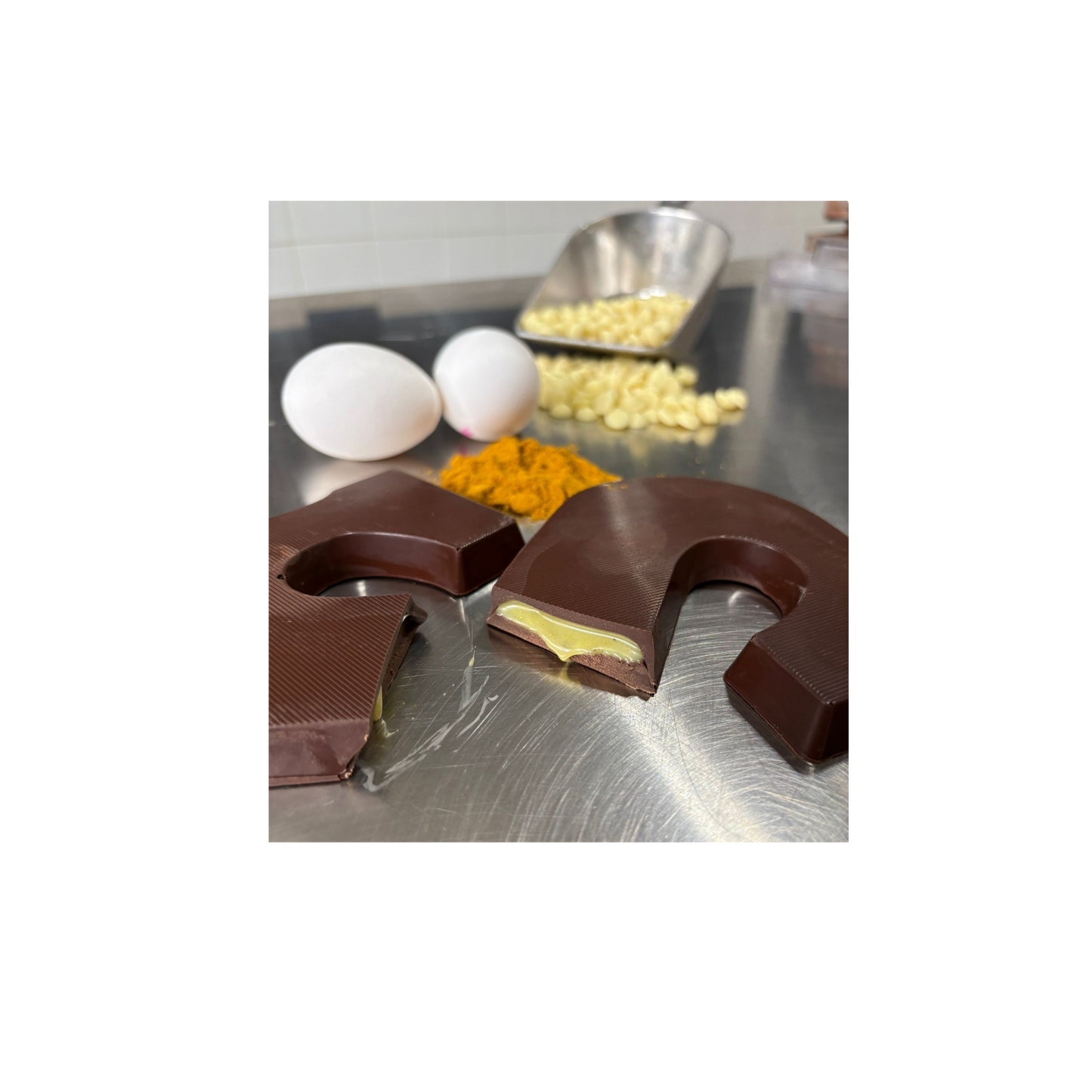 NIEUW: Eierbal chocoladeletter in melk wit en puur