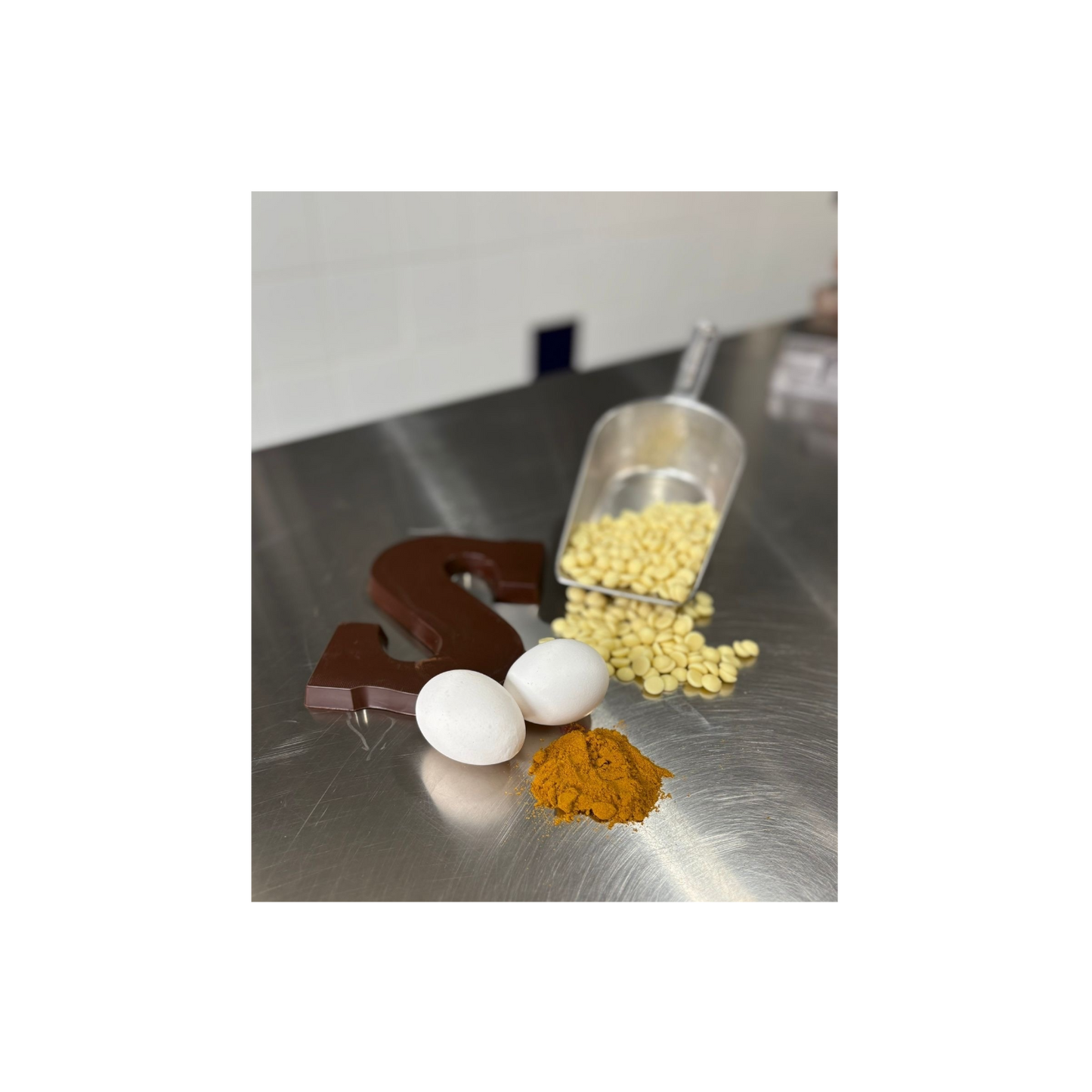 NIEUW: Eierbal chocoladeletter in melk wit en puur